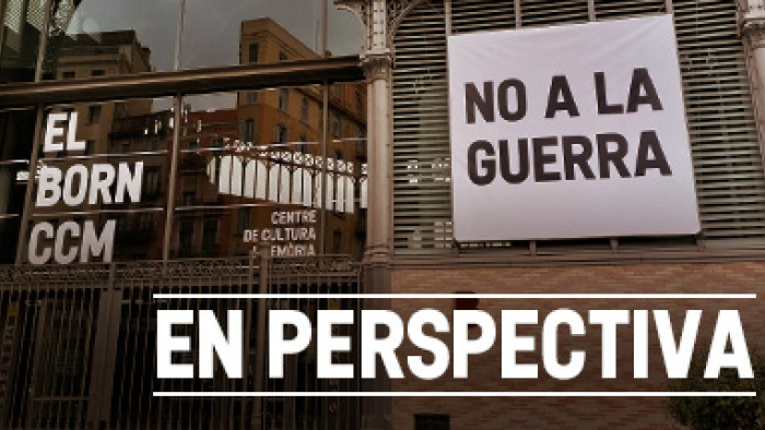 Cartel con el lema: "NO A LA GUERRA" en la puerta de El Born CCM