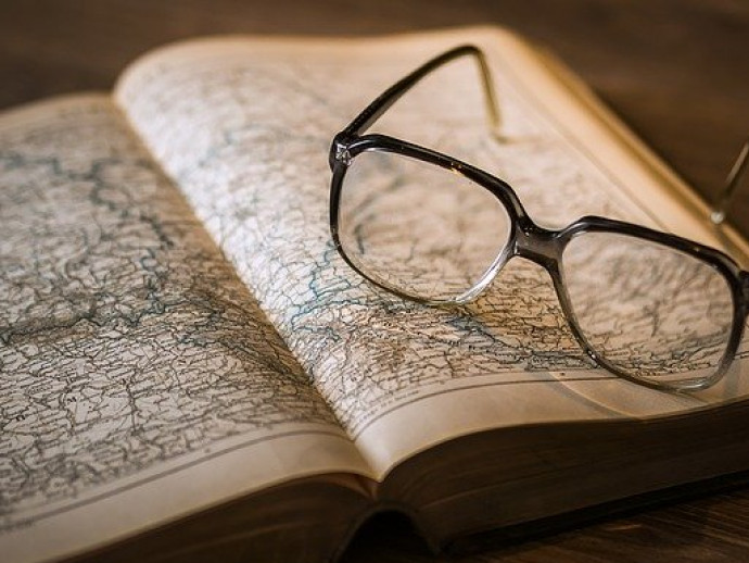 Ulleres sobre llibre.