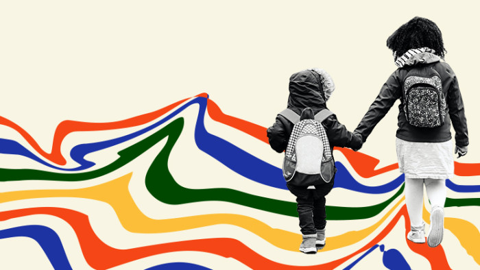 Il·lustració de dos infants caminant amb motxilles a l'esquena.  Imatge promocional 