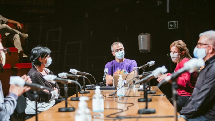 Personas debatiendo alrededor de una mesa