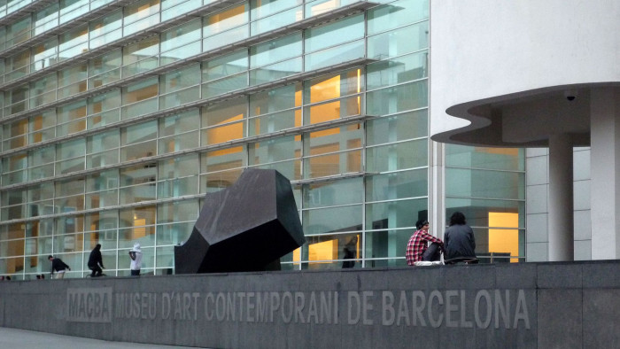 Persones a la Plaça dels Àngels.