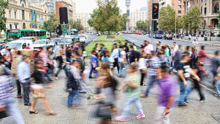  Gente paseando por una ciudad