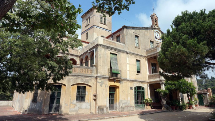 Courtyard of the old farmhouse Vil·la Joana de Vallvidrera.