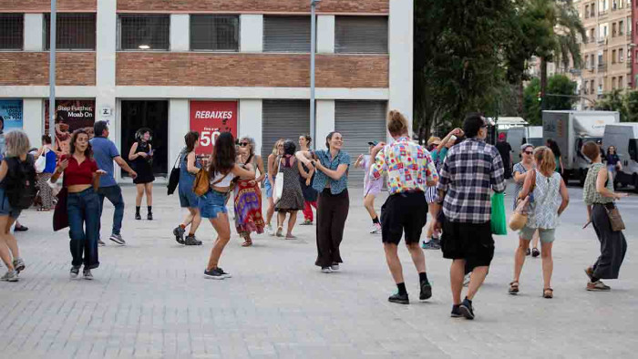 Imatge de persones ballant al carrer