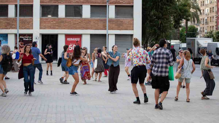 Imagen de personas bailando en la calle