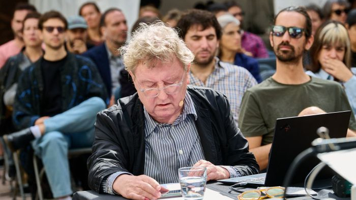Biennal de Pensament 2024. Conferència performativa «Dancing Philosophy». Anthony Moore i Siegfried Zielinski. Foto: Glòria Solsona