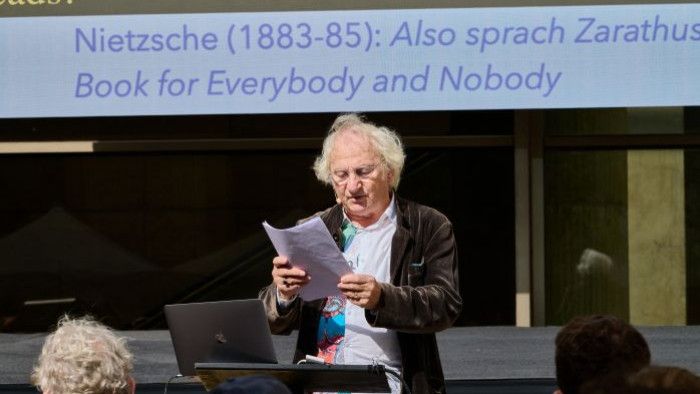 Biennal de Pensament 2024. Conferència performativa «Dancing Philosophy». Anthony Moore i Siegfried Zielinski. Foto: Glòria Solsona