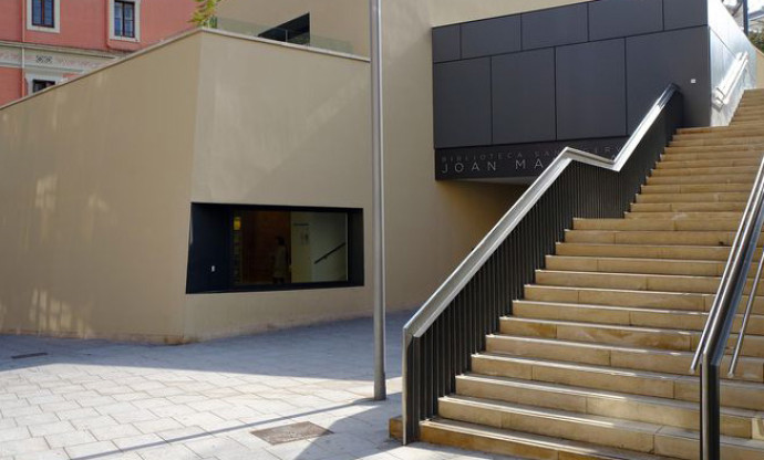 Entrada de la Biblioteca Joan Maragall en el barrio de Sant Gervasi