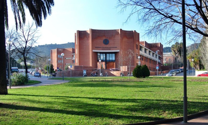 Plaza de césped y el edificio Vèrtex en el fondo.