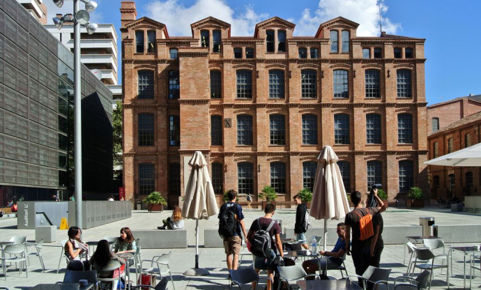 Students on the terrace of the UPF's Poblenou campus. 