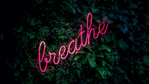 Palabra "breathe" (respira en inglés) con luces de neón