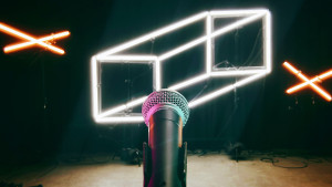 Micrófono en un escenario con luces de neón.
