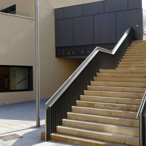 Entrance to the Joan Maragall Library in the Sant Gervasi neighborhood