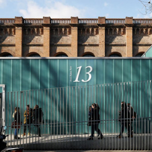 Persones caminant davant d'un dels annexos de la UPF