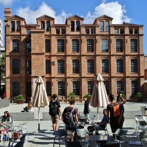 Students on the terrace of the UPF's Poblenou campus. 