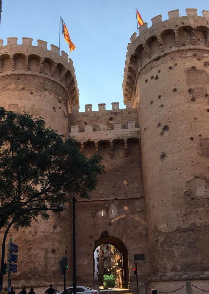 Torres de Serranos,  puerta de la antigua muralla de la Ciudad de Valencia.
